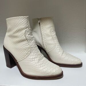 Only wore once they re like new (no box)